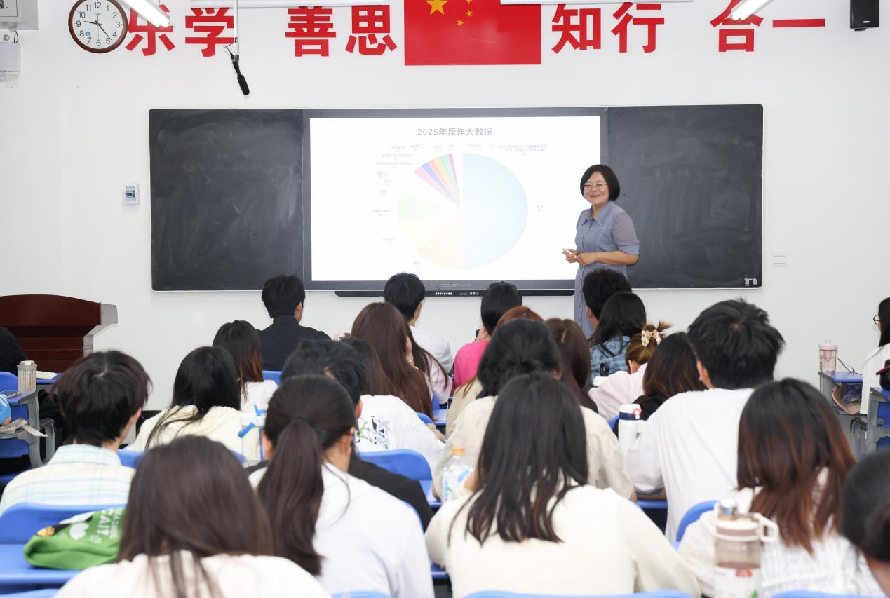 副董事长陈静为艺术设计学院员工讲授思政课