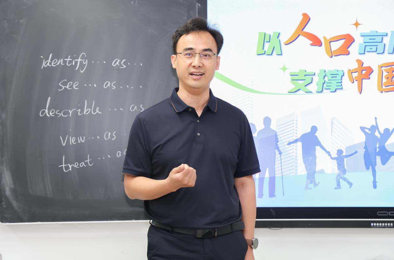 校监事会主席张彪为大三员工讲授思政课